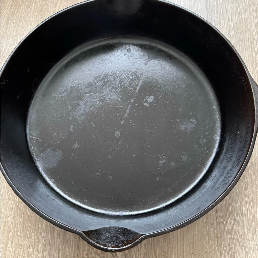 Griswold Cast Iron Skillet #9 Erie PA 1946-1952